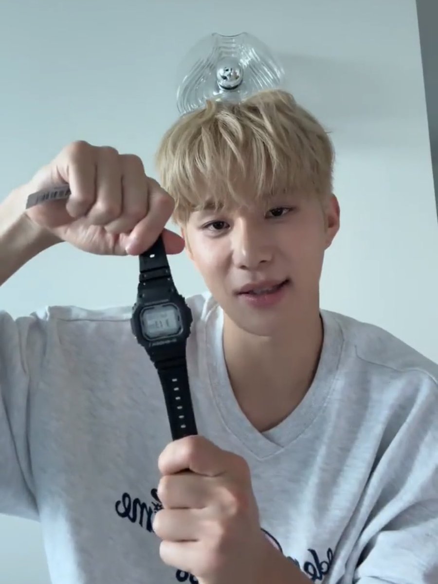 flfflpic's tweet image. 스윗보이 정재현 선물센스 .. 

군대 가는 동생한테 → 지샥 시계 (본인도 씀)
Small girl 노래 낸 영지님 → 빅보이 피규어
마이클잭슨 좋아하는 동생한테 → 마잭 피규어
프라다 앰버서더로 밀라노 가서 → 한국에서 가져온 선물