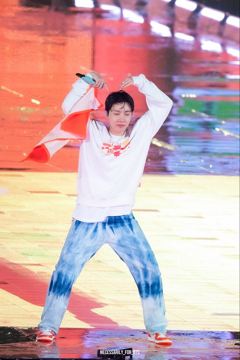 hopemin291013's tweet photo. Looking at J-hope’s infectious energy always lifts the mood! He is the happiest, most hopeful person, and his quote is the perfect life motto: "If you have hope, you can find a way to make anything possible." We are so lucky to have him inspiring us daily. 🥹
#JHOPE #OurHope #Sunshine