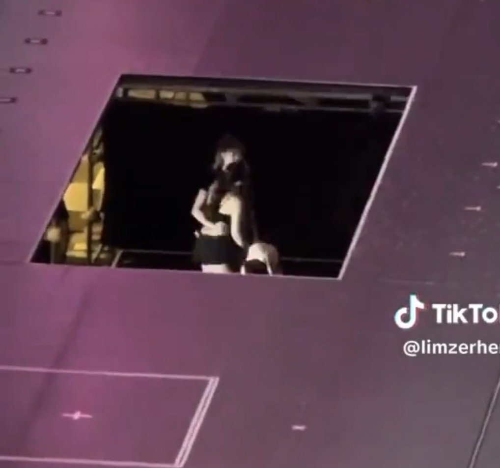 Adrianaphilips's tweet image. OMGGGGGG...... Parents😲😲😲😲

What Is This Behaviour🙈🙈🙈🙈🙈

#DEADLINE_IN_SINGAPORE
#DEADLINE_IN_SINGAPOREDay2
#JENNIE #LISA #JENLISA