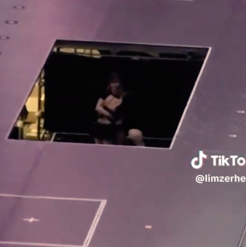 Adrianaphilips's tweet image. OMGGGGGG...... Parents😲😲😲😲

What Is This Behaviour🙈🙈🙈🙈🙈

#DEADLINE_IN_SINGAPORE
#DEADLINE_IN_SINGAPOREDay2
#JENNIE #LISA #JENLISA