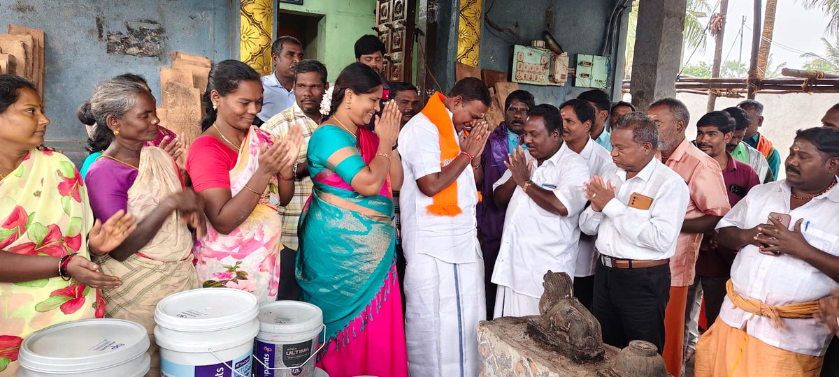 AnnaAp99695's tweet photo. சோரப்பட்டு பேட் பகுதியில் அமைந்துள்ள அருள்மிகு ஸ்ரீ முத்துமாரியம்மன் ஆலயத்திற்கு திருபுவனை  தொகுதி சமூக சேவகி அண்ணா பிரபாவதி அவர்களின் திருக்கரங்களால் ஆலயத்தின் மறு சீரமைப்பு பணிக்கு அவரது சொந்த செலவில்  *சுமார் 
2 இலட்சம் ரூபாய் மதிப்பிலான பெயிண்ட்* வழங்கினார் https://t.co/evGqZsNVqJ