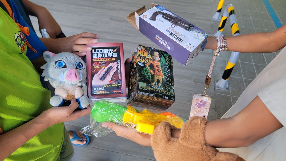 ren09211's tweet image. 台中的太平國民運動中心即將開幕
目前試營運所有設施通通免費
昨天帶著小孩去免費游泳
一旁有很多假日市集攤販
小孩抽到艾斯公仔和一堆玩具
總共台幣50塊換到六樣東西= =
（水槍是送的）
意外的收穫