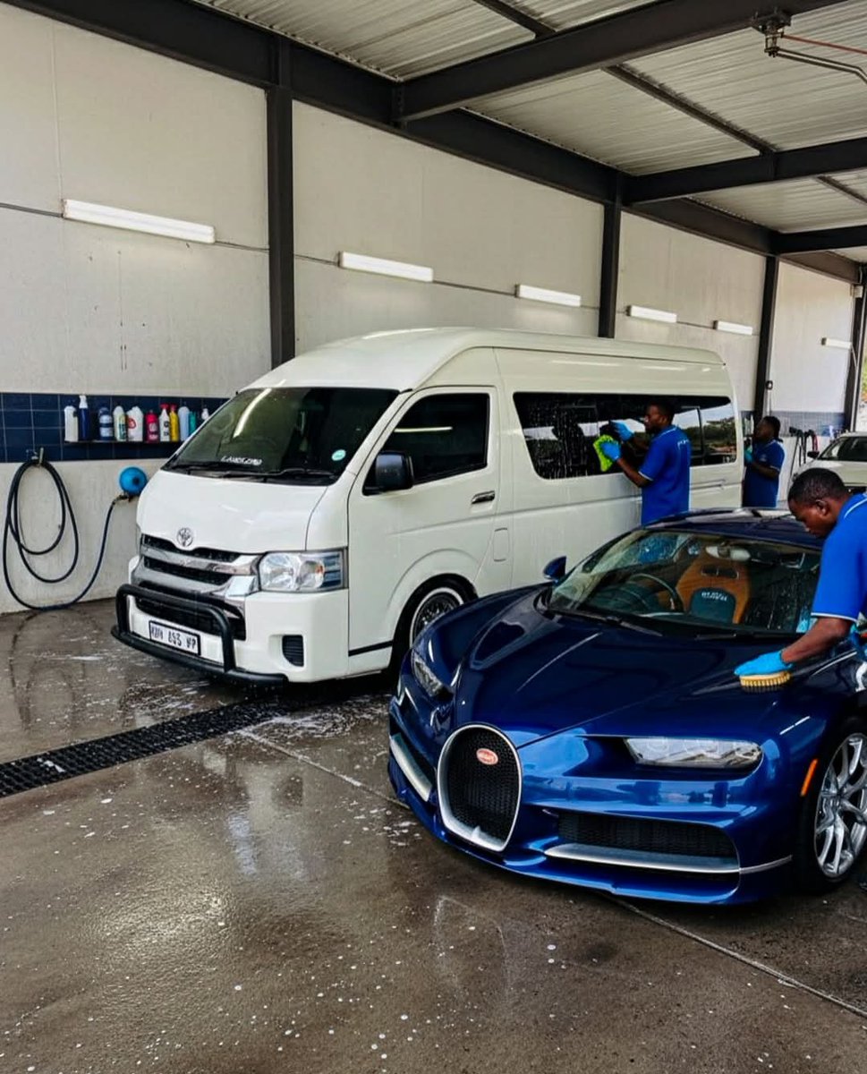 _Hybreed_'s tweet image. The fastest car in the world parked next to a Bugatti.