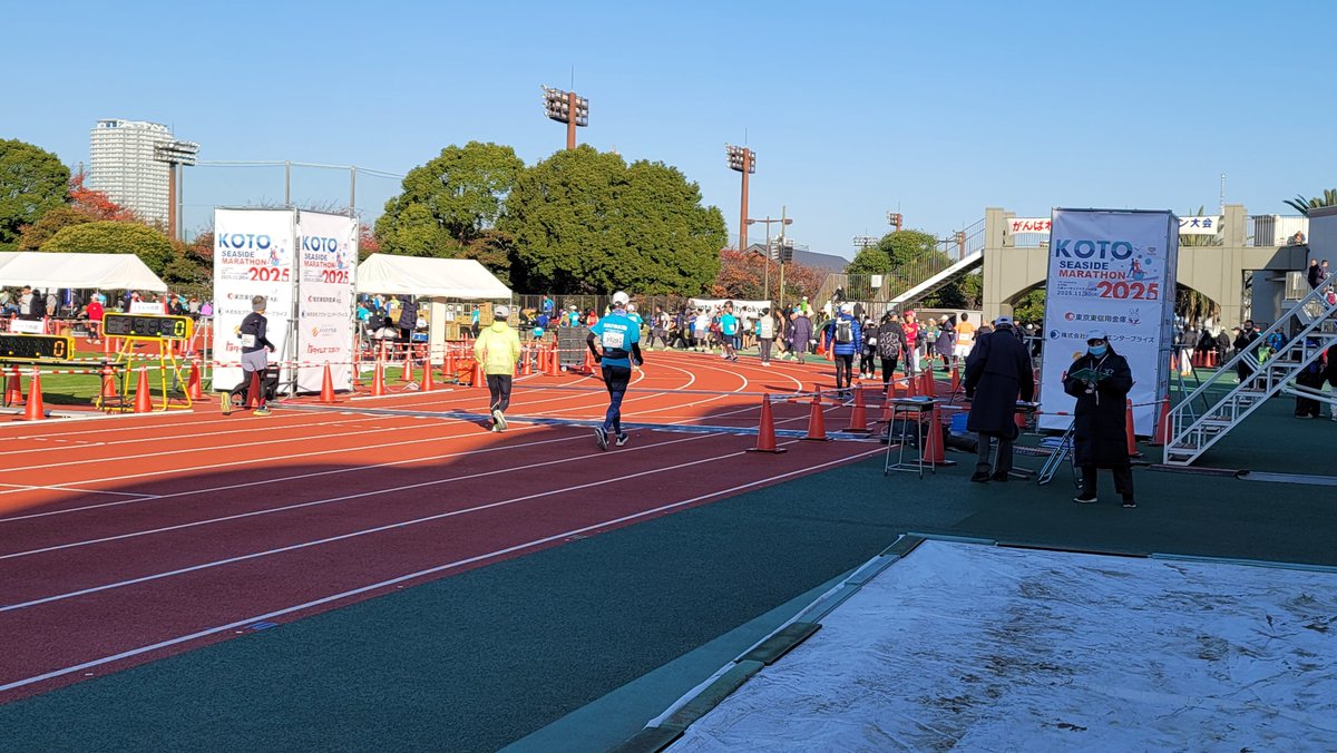 第43回江東シーサイドマラソン大会が夢の島競技場で開会式のあと、スタートが切られランナー達が区内に飛び出していきました。
ハーフマラソンの部と10kmの部で行われました。