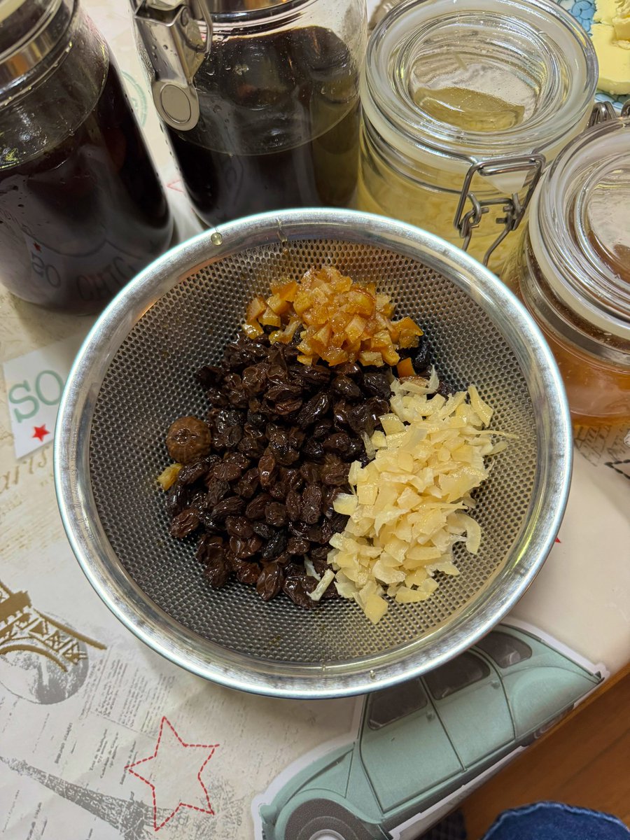 こんなす🍆
遅くなったけど、今からシュトーレン作り😂

贅沢に2年もののラムレーズン、いちじくの洋酒漬け、レモンピール漬け、オレンジピール漬けを使ってみます😆