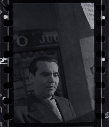 mixdevil66's tweet photo. @RVico94180 @Pennypol @lbobalf @gefrema Sí, como se puede ver en el mapa de @pennypol de fotos de Chim, Capa y Taro en Madrid, #Chim (David Seymour) hizo esa foto de #FedericoGarcíaLorca y otras 3 más ahí, delante de la juguetería Soriano en la Plaza Mayor, entre abril y julio 1936. https://t.co/20MOrQ0oq1 https://t.co/HQbaZWNZ48