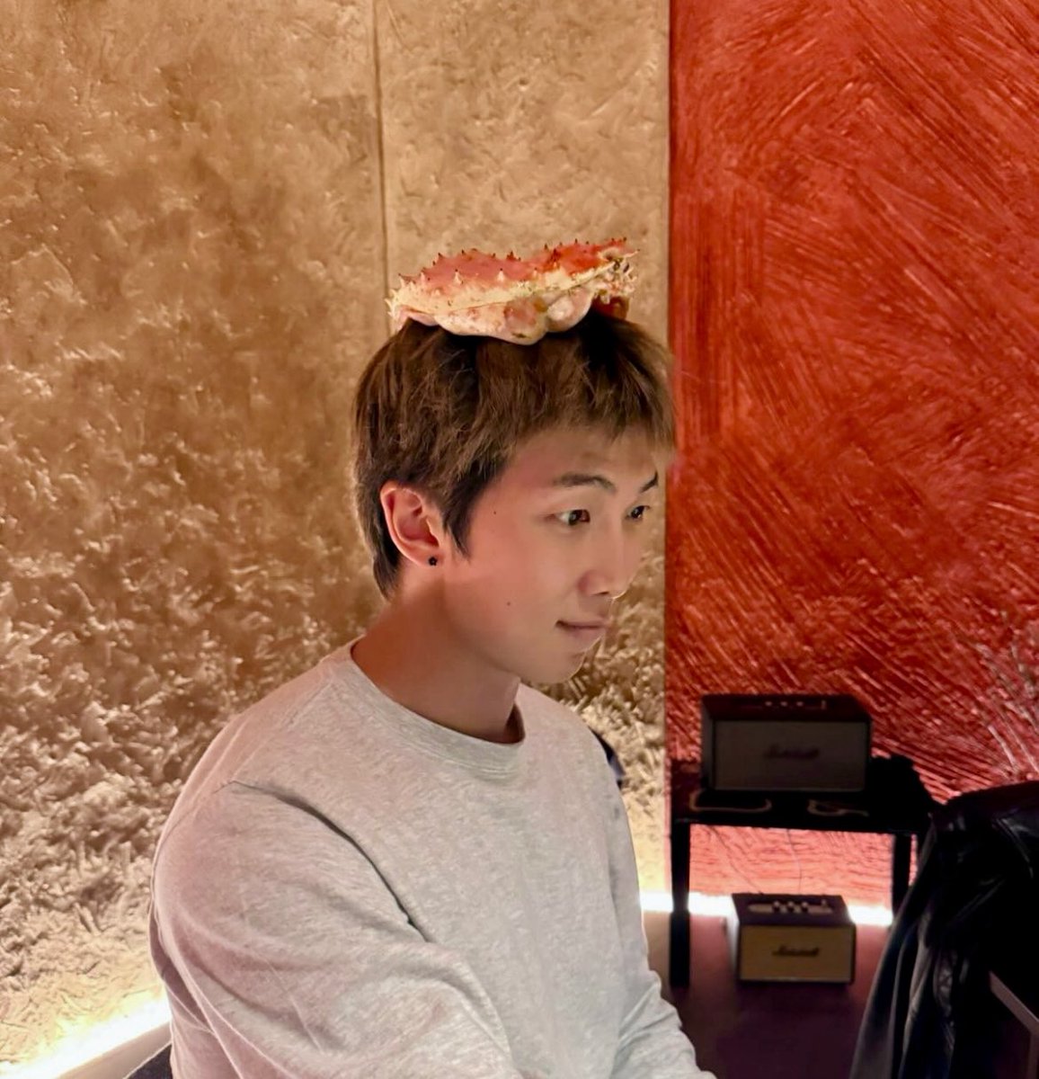 kirbyforkoo's tweet image. his little flower earring i&apos;m😭😭😭😞😞😞☹️☹️☹️😖😖