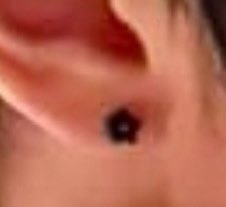 kirbyforkoo's tweet image. his little flower earring i&apos;m😭😭😭😞😞😞☹️☹️☹️😖😖