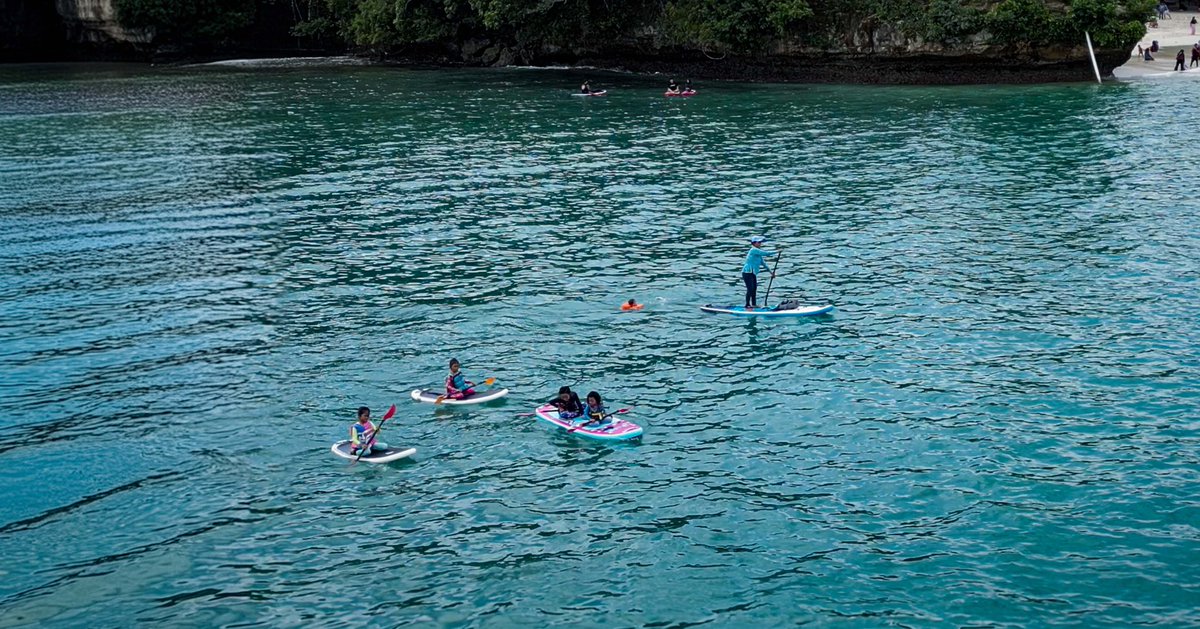 Lagi paddling sama cucu-cucu, eh Mas <a href="/Dandhy_Laksono/">Dandhy Laksono</a> dan Pak <a href="/faridgaban/">Farid Gaban</a> datang antar buku .. Nyusul loh sampai ke tengah laut 😃😃👍 #ResetIndonesia