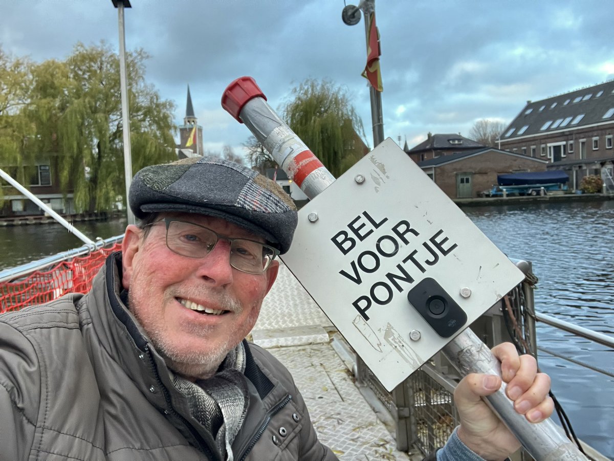 Zondagochtenddienst op de pont. De nieuwe burgemeester heeft zich nog niet laten zien, maar dat komt vast goed. Hij volgt alles.