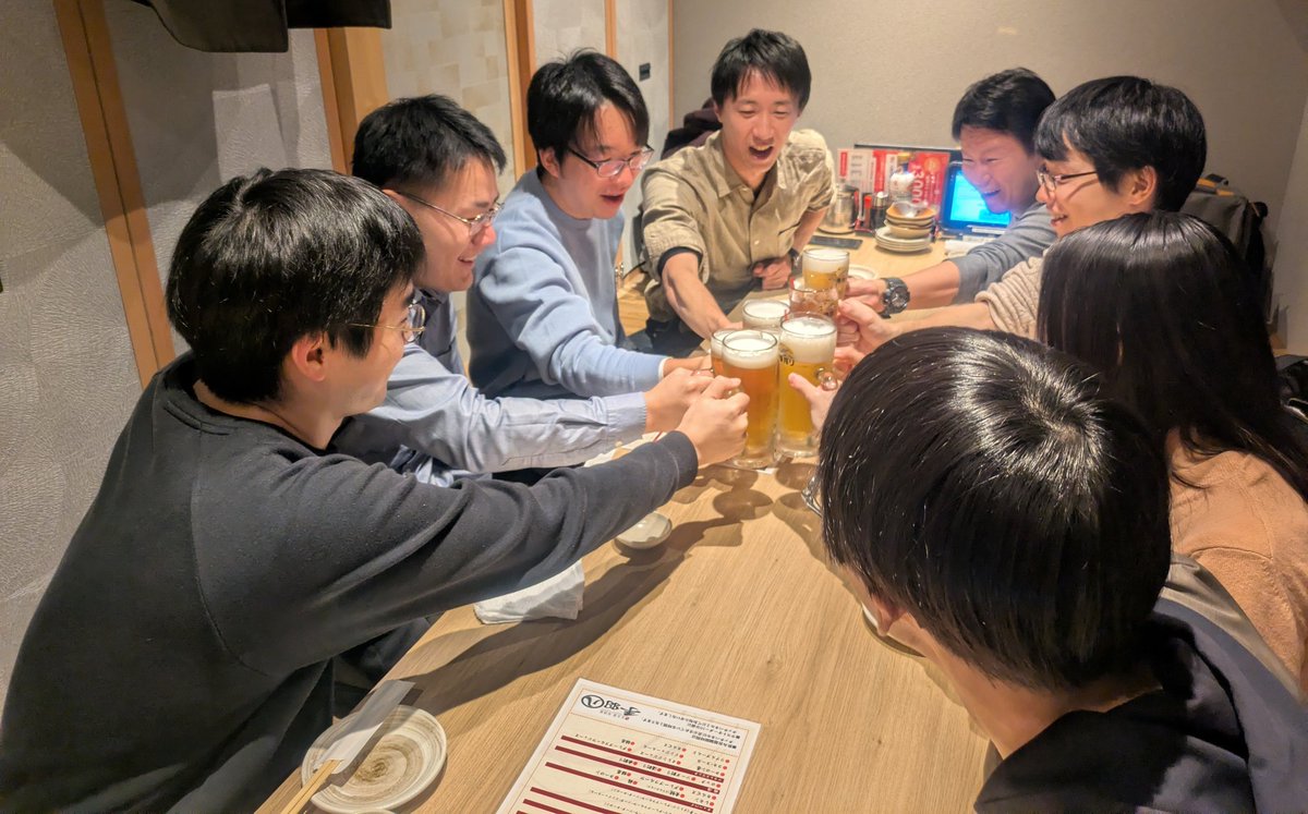 sanrai_male's tweet photo. ✨️本日のスペシャルゲスト ✨️
エストニアで活動されている、
指揮者の上田絢香さんをお迎えしました！🎉

ハンドサインなどの基礎練習はもちろん、うたのわっかで演奏する曲もみていただき、とっても有意義な時間でした！💪

レッスン後は絢香さんと一緒に乾杯🍻
#さんらい https://t.co/TnT1NGm7zt