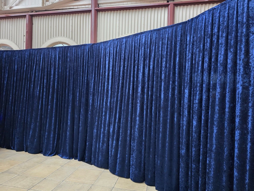 Navy Blue Crushed Velvet Backdrop hire in Manchester and all over the Northwest of England.

peterlockwood.co.uk/navy-blue-drap…