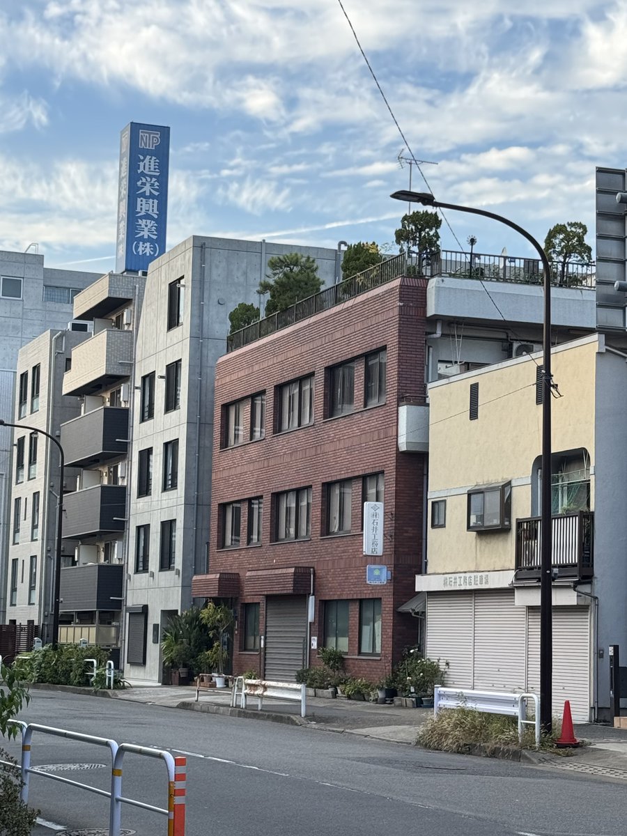 まるで壇上にいる7人グループのアイドル（渋いけど）。
やっぱり真ん中のリーダーはちょっと他と違うなあ

#ビル毛 
#rooftop_hair