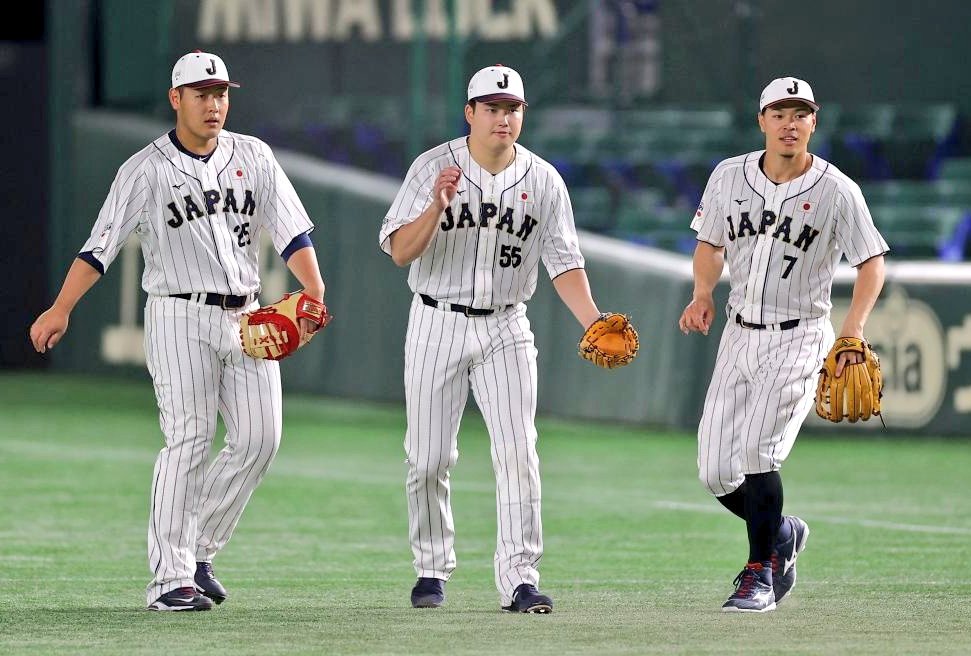 岡本和真、村上宗隆、佐藤輝明。