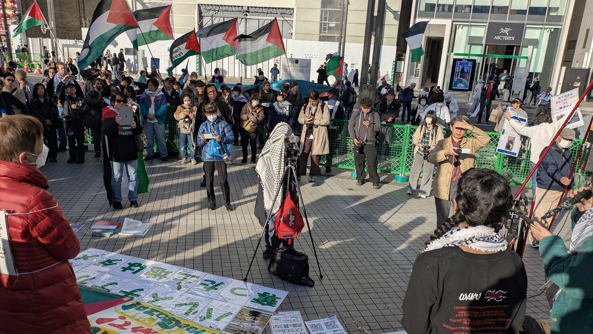 パレスチナのことはパレスチナ人が決める!「パレスチナ人民連帯国際デー」
新宿東口・旧アルタ広場前で連帯アクション。
パレスチナからのメッセージを読み上げています。

#FreePalestine #StopGenocide #パレスチナ人民連帯国際デー