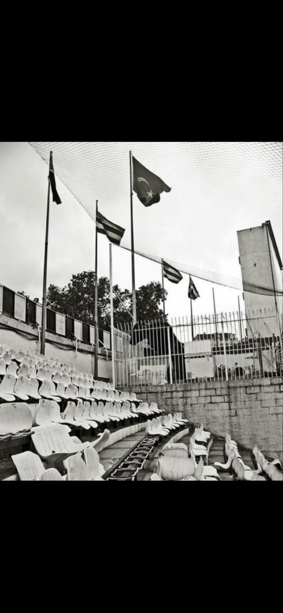 Kırık dökük duygularla umutsuzluk arasında bir yerdeyiz. 

Ne tam ağlayabiliyoruz ne de gülmek geliyor içimizden.. 

#BeşiktaşınMaçıVar