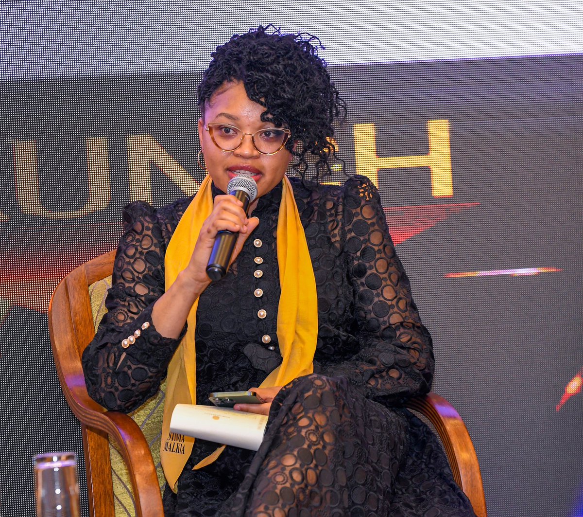 janetmachuka_'s tweet image. Mindset shapes everything long before the world notices your effort. 

I once worked on a project that felt too big for me. The brief looked heavy, the expectations looked higher than my confidence at the time. I remember sitting with my notebook, staring at a blank page,…