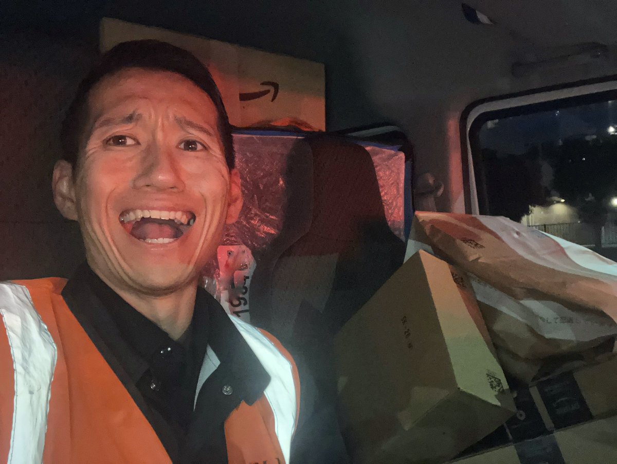 ブラックフライデーが猛威をふるってきました。ついに助手席まで侵食。サイドミラーだけは死守。これが配送現場のリアル。