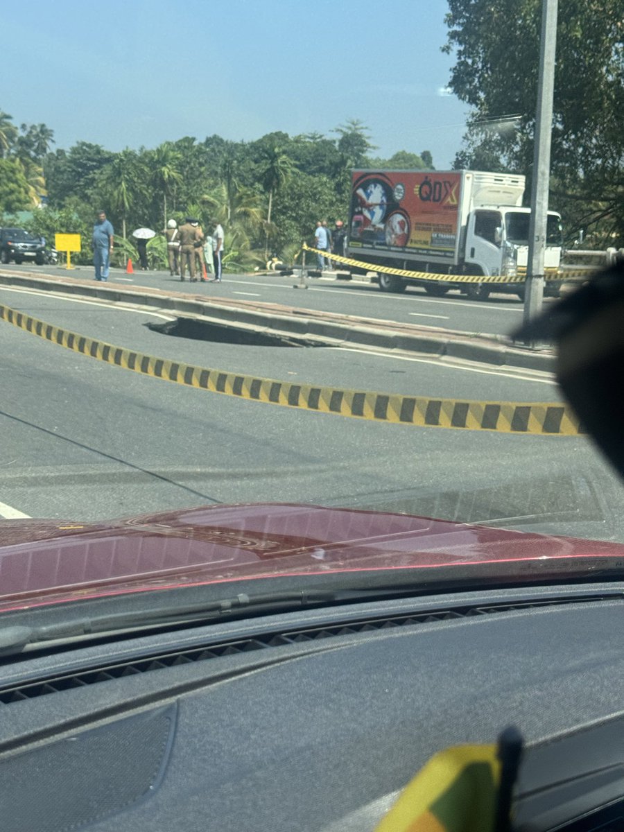 Those who are taking Kandy-Colombo Road, vehicle movements are stopped from Yakkala due to a large pothole on the road. You may be directed ro alternative paths leading to Thihariya/ Nittambuwa. #A1 #SriLanka #LKA