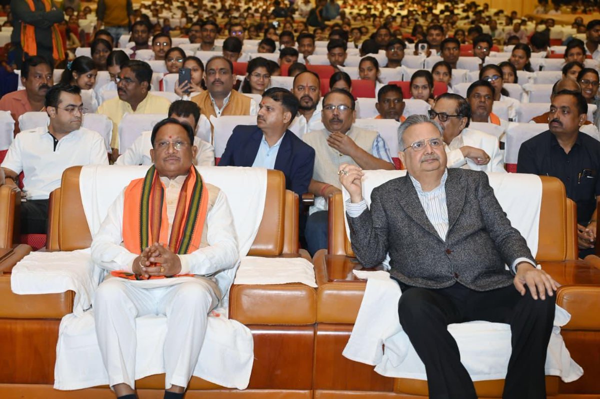 drramansingh's tweet image. आज पंडित दीनदयाल उपाध्याय ऑडिटोरियम, रायपुर में मान. मुख्यमंत्री श्री @vishnudsai जी के साथ मान. प्रधानमंत्री श्री @narendramodi जी के मासिक कार्यक्रम &quot;मन की बात&quot; के 128वें एपिसोड को सुना। 

इस कार्यक्रम में प्रधानमंत्री जी ने ‘वोकल फॉर लोकल’, संविधान दिवस के विशेष कार्यक्रम,…