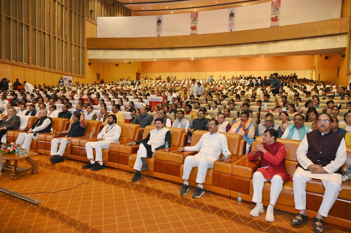 drramansingh's tweet image. आज पंडित दीनदयाल उपाध्याय ऑडिटोरियम, रायपुर में मान. मुख्यमंत्री श्री @vishnudsai जी के साथ मान. प्रधानमंत्री श्री @narendramodi जी के मासिक कार्यक्रम &quot;मन की बात&quot; के 128वें एपिसोड को सुना। 

इस कार्यक्रम में प्रधानमंत्री जी ने ‘वोकल फॉर लोकल’, संविधान दिवस के विशेष कार्यक्रम,…