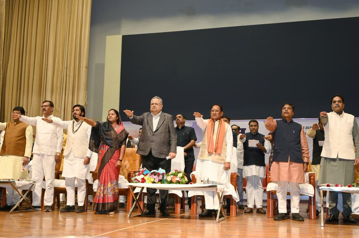 drramansingh's tweet image. आज पंडित दीनदयाल उपाध्याय ऑडिटोरियम, रायपुर में मान. मुख्यमंत्री श्री @vishnudsai जी के साथ मान. प्रधानमंत्री श्री @narendramodi जी के मासिक कार्यक्रम &quot;मन की बात&quot; के 128वें एपिसोड को सुना। 

इस कार्यक्रम में प्रधानमंत्री जी ने ‘वोकल फॉर लोकल’, संविधान दिवस के विशेष कार्यक्रम,…