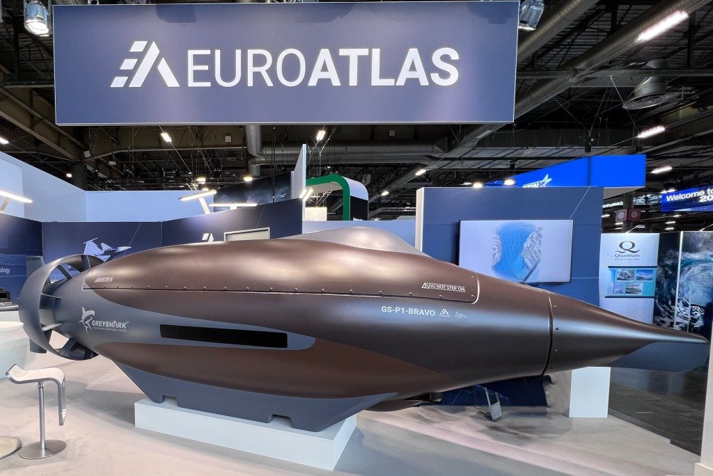 exitpoint0's tweet image. Dünyanın internete erişmesini sağlayan, toplam uzunluğu 1,3 milyon kilometreyi bulan deniz altı kablolarını korumak amacıyla robot bir köpek balığı geliştirildi.