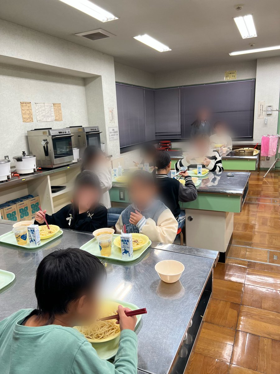 CalmIsesaki's tweet photo. みなさんこんにちは☀️
11/27（木）に子ども食堂ひまわりかふぇを開催しました🌻

帰ってきた子から宿題をして、宿題が終わっ��子からスタッフとたくさん遊んでいました😊

また、イベントの講師に木村友香 様をお呼びし、「子育て世代と子どもたちへの夢への一歩 こどもおかね教室」を開催しました♪ https://t.co/Iq7HlZMMHu
