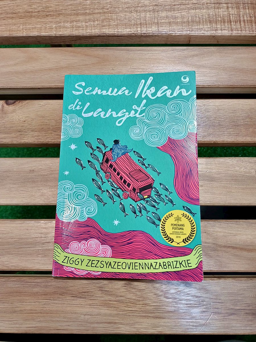 Trivia SLCK

1. Sebahagian besar penceritaan SLCK menggunakan POV 1 menerusi watak utamanya - seekor kucing yang bernama Puss. 

2. Penulis terinspirasi dengan gaya penulisan dalam novel Indonesia yang berjudul Semua Ikan Di Langit - watak utama novel ini ialah sebuah bas.