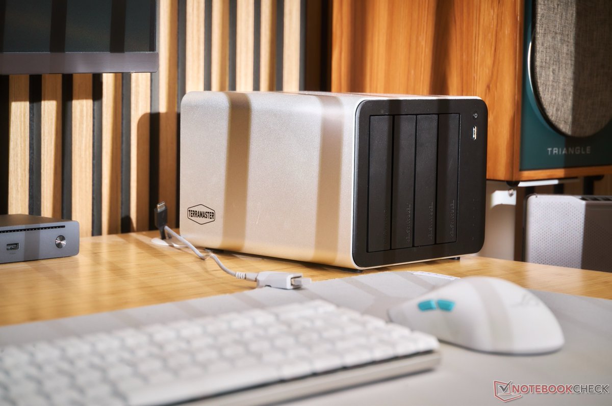 notebookcheck's tweet image. TerraMaster F4-425 Plus NAS punktet im Kurztest mit flexibler Ausstattung im Metallgehäuse, zeigt aber kleinere Probleme dlvr.it/TPXfYL #TerraMaster #NAS #Speicherlösung #Metallgehäuse #SSD