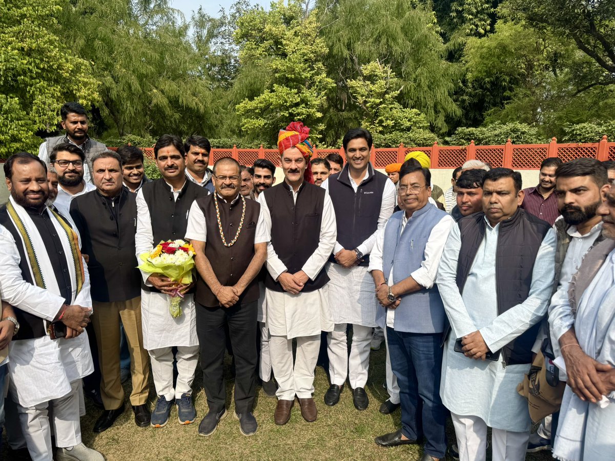 कांग्रेस पार्टी के राष्ट्रीय महासचिव, पूर्व केंद्रीय मंत्री आदरणीय भंवर जितेंद्र सिंह जी से आज अलवर स्थित उनके आवास फूल-बाग पैलेस में सौजन्य भेंट की।

उनके मार्गदर्शन - विश्वास हेतु आभार जताया।
<a href="/JitendraSAlwar/">Jitendra Singh Alwar</a> <a href="/INCIndia/">Congress</a>