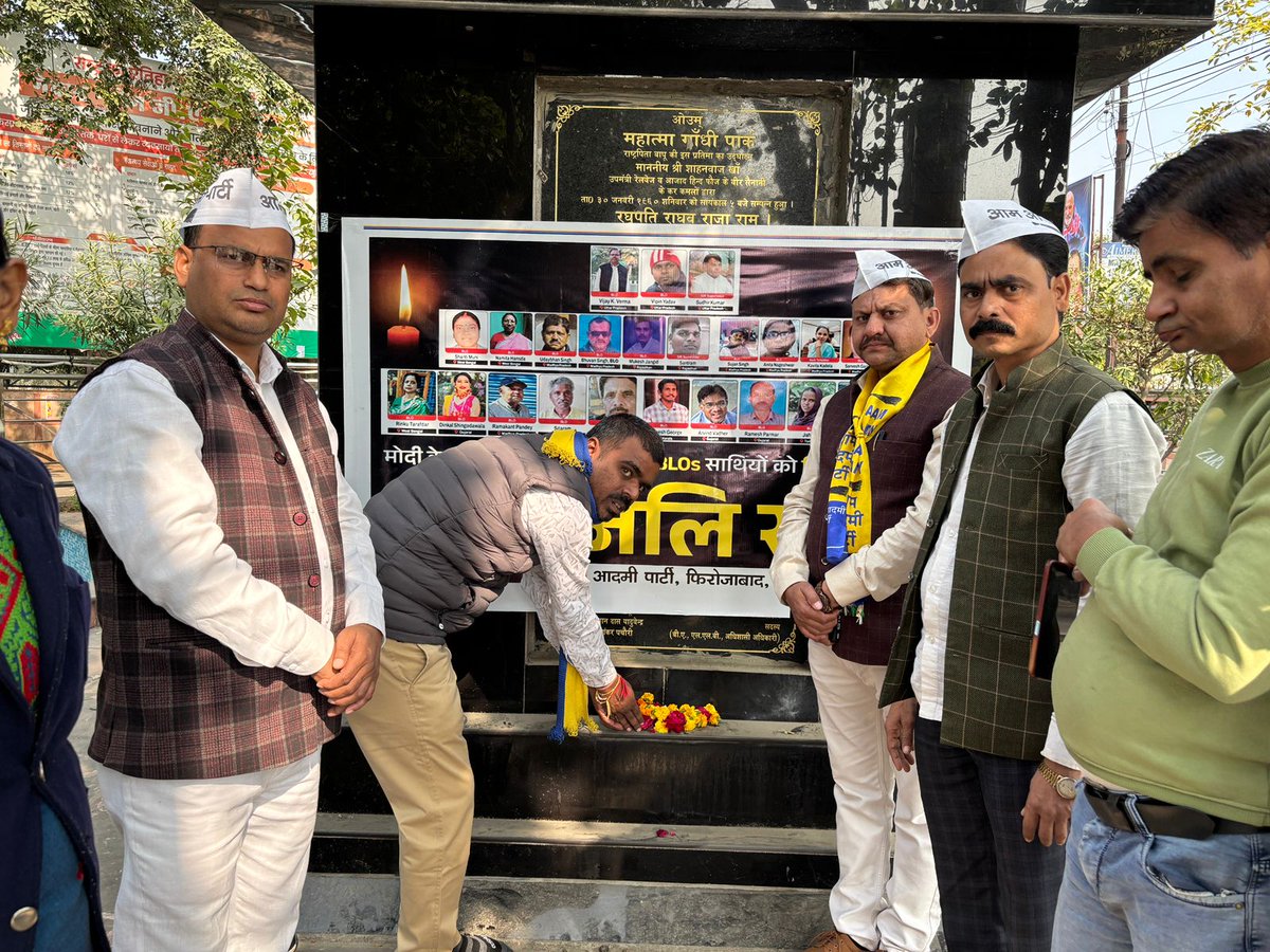 AAPAgraMandal's tweet image. मोदी की तानाशाही के दबाव में देशभर में 25+ BLOs की जान चली गई।

इन्हीं घोटालों को उजागर करने वाले शहीद BLOs को श्रद्धांजलि देते हुए फिरोजाबाद में जिलाध्यक्ष @SheelendraVerma जी के नेतृत्व में AAP कार्यकर्ताओं ने पुष्प अर्पित कर दीप प्रज्ज्वलित किए।
शहीद BLOs को विनम्र नमन। 🕯️