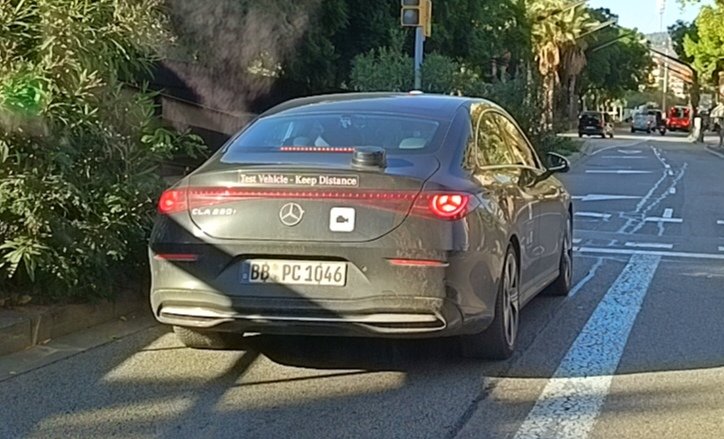 taxiyellowblack's tweet image. Tesla quiere vender #RoboTaxis solo con cámaras, como si la ciudad fuera un videojuego. Sin LiDAR ni sensores 3D no hay autonomía segura. Un taxista ve, anticipa y decide. Una cámara no.”  No piden permiso para recopilar información @AEPD_es #MejorenTaxi