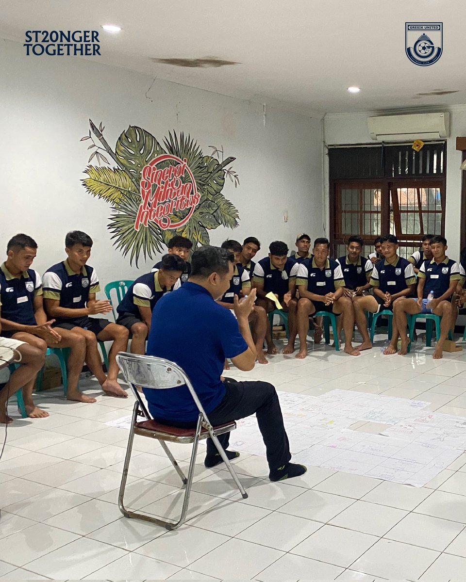 gresikutdFC's tweet image. Sesi psikologi bersama Afif Kurniawan, M.Psi. (Dosen Psikologi UNAIR serta Psikolog Timnas U-17 &amp;amp; U-20), membantu para pemain memahami goal setting, mempertajam fokus, menumbuhkan kepercayaan antar teman, hingga mengelola kecemasan.

#GresikUnited #ST20NGERTOGETHER #Phsycology