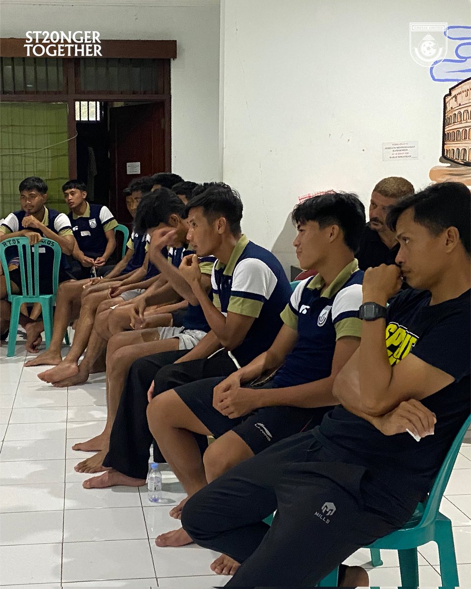 gresikutdFC's tweet image. Sesi psikologi bersama Afif Kurniawan, M.Psi. (Dosen Psikologi UNAIR serta Psikolog Timnas U-17 &amp;amp; U-20), membantu para pemain memahami goal setting, mempertajam fokus, menumbuhkan kepercayaan antar teman, hingga mengelola kecemasan.

#GresikUnited #ST20NGERTOGETHER #Phsycology