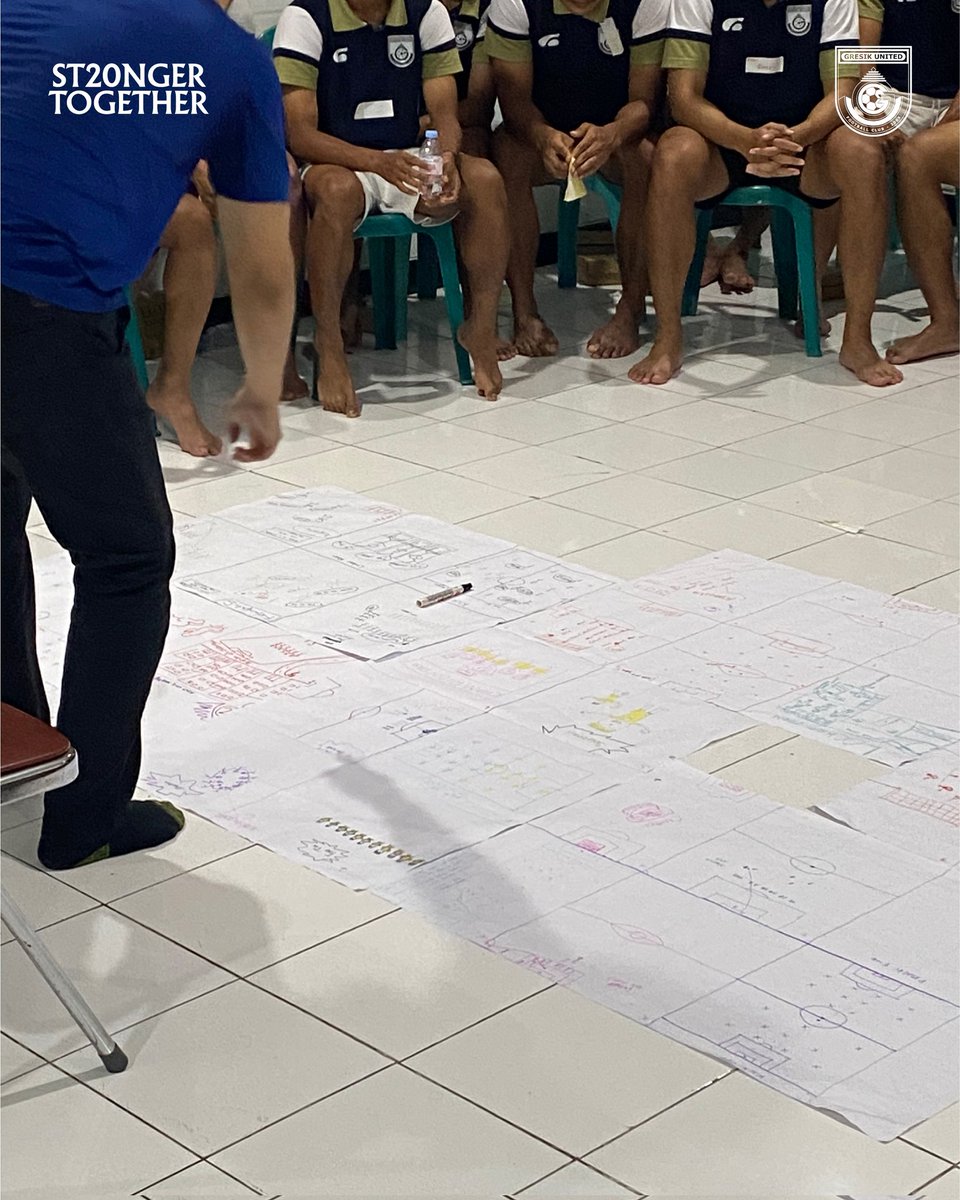 gresikutdFC's tweet image. Sesi psikologi bersama Afif Kurniawan, M.Psi. (Dosen Psikologi UNAIR serta Psikolog Timnas U-17 &amp;amp; U-20), membantu para pemain memahami goal setting, mempertajam fokus, menumbuhkan kepercayaan antar teman, hingga mengelola kecemasan.

#GresikUnited #ST20NGERTOGETHER #Phsycology