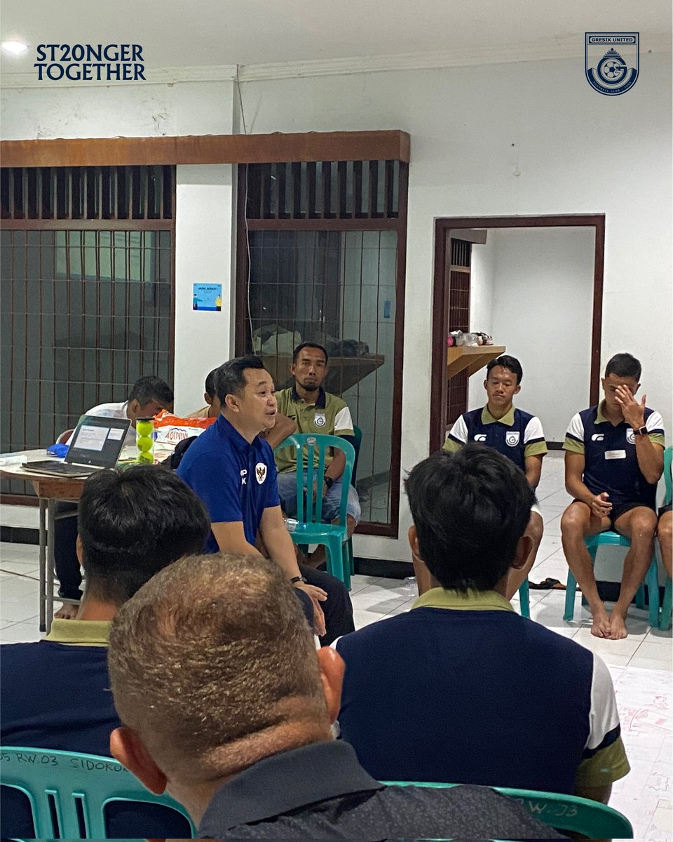 gresikutdFC's tweet image. Sesi psikologi bersama Afif Kurniawan, M.Psi. (Dosen Psikologi UNAIR serta Psikolog Timnas U-17 &amp;amp; U-20), membantu para pemain memahami goal setting, mempertajam fokus, menumbuhkan kepercayaan antar teman, hingga mengelola kecemasan.

#GresikUnited #ST20NGERTOGETHER #Phsycology