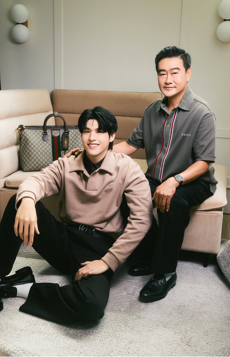 howemagazineth's tweet image. วันพ่อปีนี้ “GUCCI” ชวนหนุ่มคนดัง นำโดยสอง Gucci Brand Ambassador กลัฟ – คณาวุฒิ ไตรพิพัฒนพงษ์ #Gulfkanawut และ บิวกิ้น – พุฒิพงศ์ อัสสรัตนกุล #Bbillkin ร่วมด้วย สกาย – วงศ์รวี นทีธร #skywongravee ควงคู่คุณพ่อมาร่วมถ่ายภาพในลุคหล่อหลากสไตล์
.…