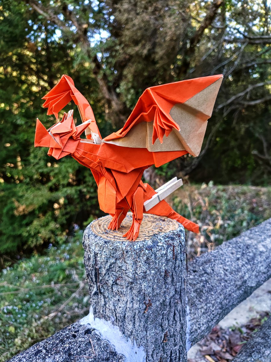 鶴田芳理さんのYouTubeより@ezunogunndann 
「ワイバーン」
paper 50センチクラフト紙
案外普通紙より厚めの紙の方が立たせやすかった。
体が前に倒れやすいため、はさむやつを利用した。
顔の形がユニークでかっこいい作品✨
#鶴田芳理さん #折り紙 #クラフト紙 
#折り紙作品