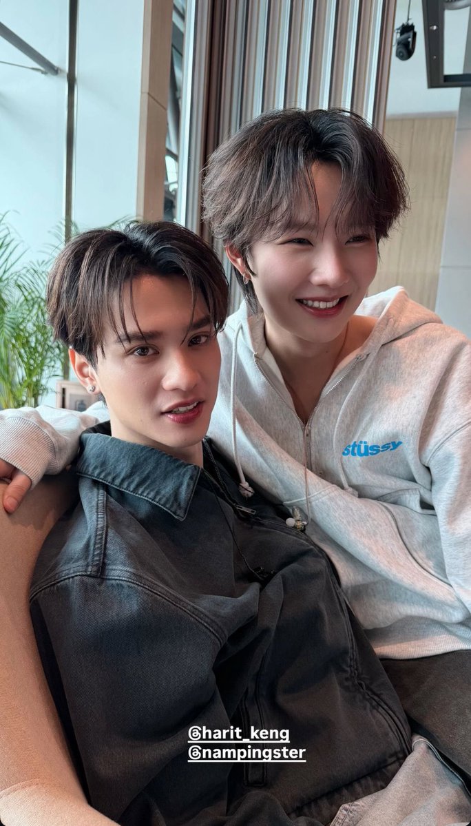 MintQueen_852's tweet image. เป็นเฉลยมั้ยว่าทั้งสองรูปนี้ก็คงจะนั่งตักกันจริงๆ ทำดีๆนะ นั่งตักกันมันมีแค่สิ่งนั้นเท่านั้นแหละ😭