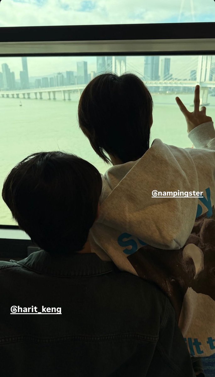 MintQueen_852's tweet image. เป็นเฉลยมั้ยว่าทั้งสองรูปนี้ก็คงจะนั่งตักกันจริงๆ ทำดีๆนะ นั่งตักกันมันมีแค่สิ่งนั้นเท่านั้นแหละ😭