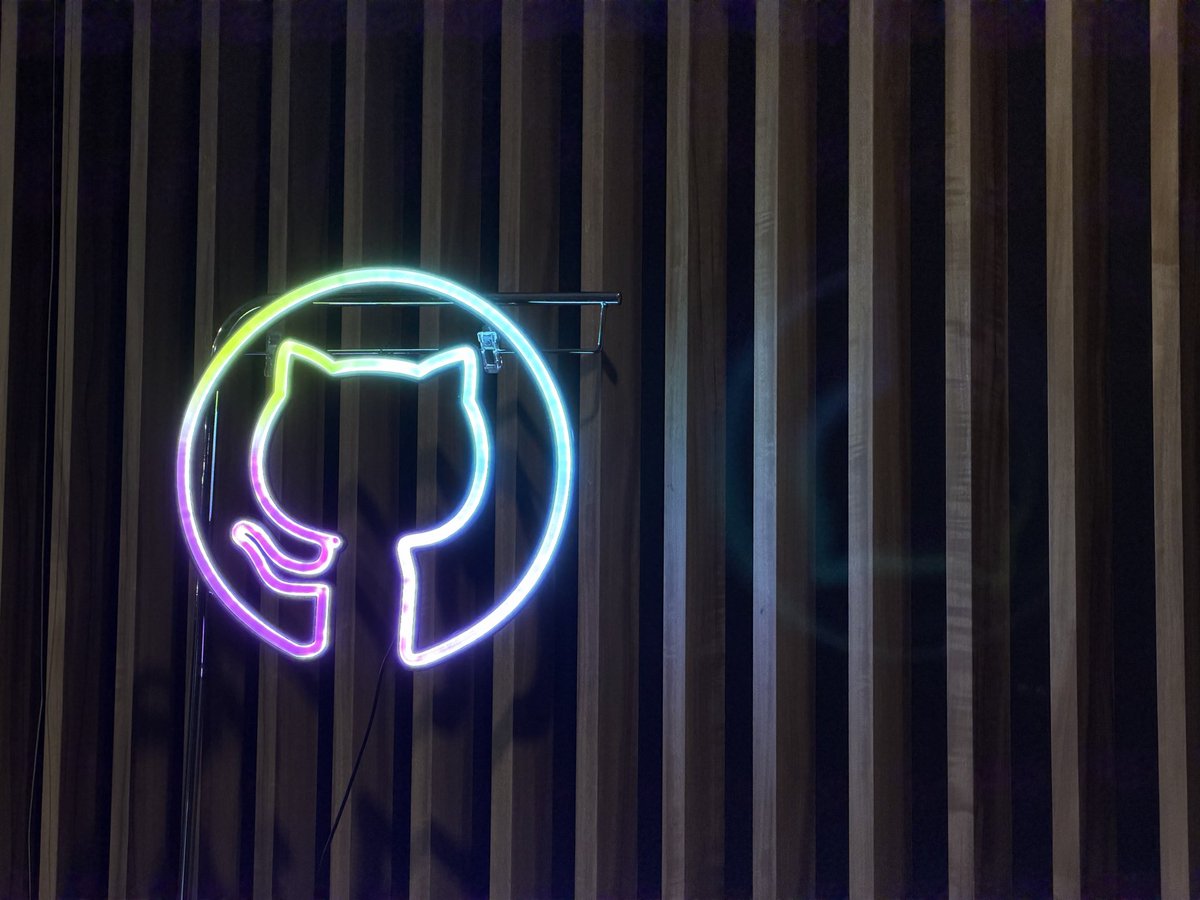 cloudinsightsys's tweet image. 遅ればせながら、GitHub Universe Recap Tokyo に行って来ました。
開発者が集う熱量を直に感じる良い機会だった。
今は開発者ではないけど、ギークな話は面白い。
これからはより多くの開発者の方々の支援をすべく取り組んでいこう。
そしてGitHubはグッズが色々欲しくなる。

 #GitHubUniverseRecap
