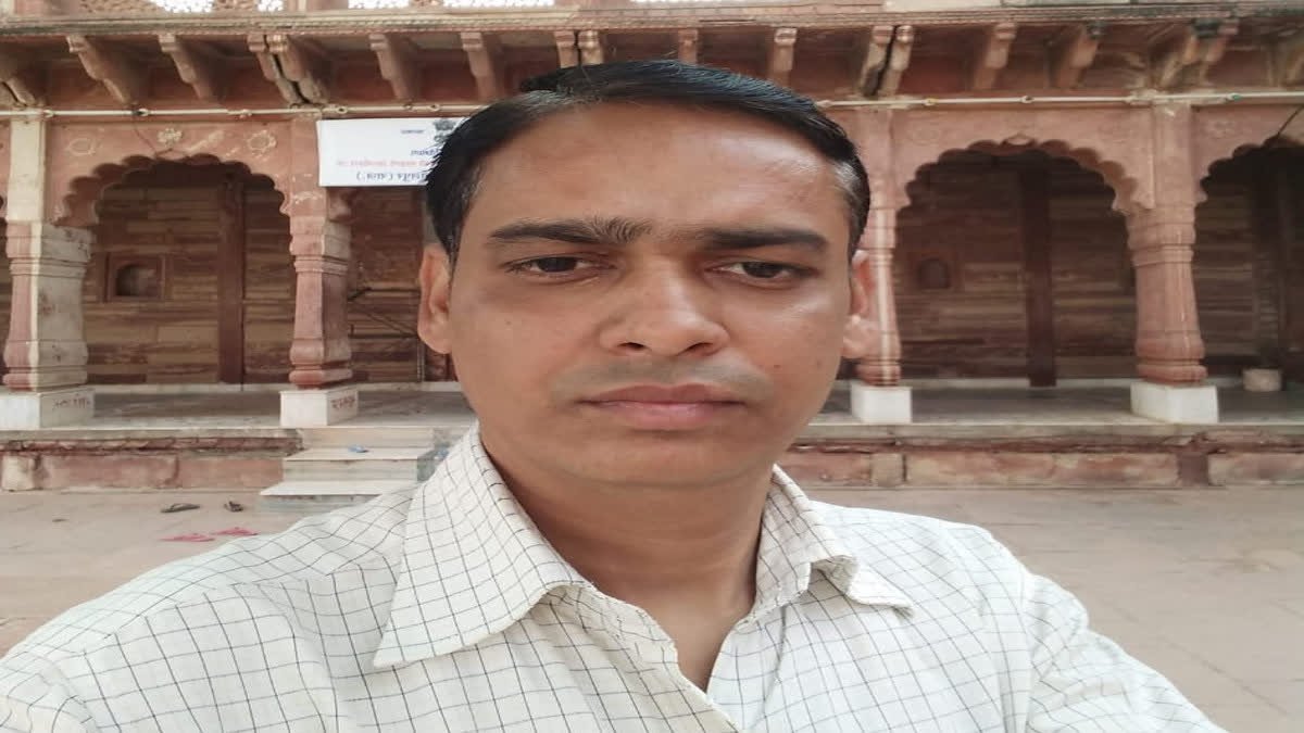 ETVBharatRJ's tweet image. राजस्थान में SIR ड्यूटी में लगे एक और BLO की गई जान, परिजन बोले- काम का था दबाव etvbharat.com/hi/bharat/blo-… #blodeath #बीएलओकीमौत
#WORKPRESSURE #एसआईआर  #BLODIES #DHOLPUR #SIR