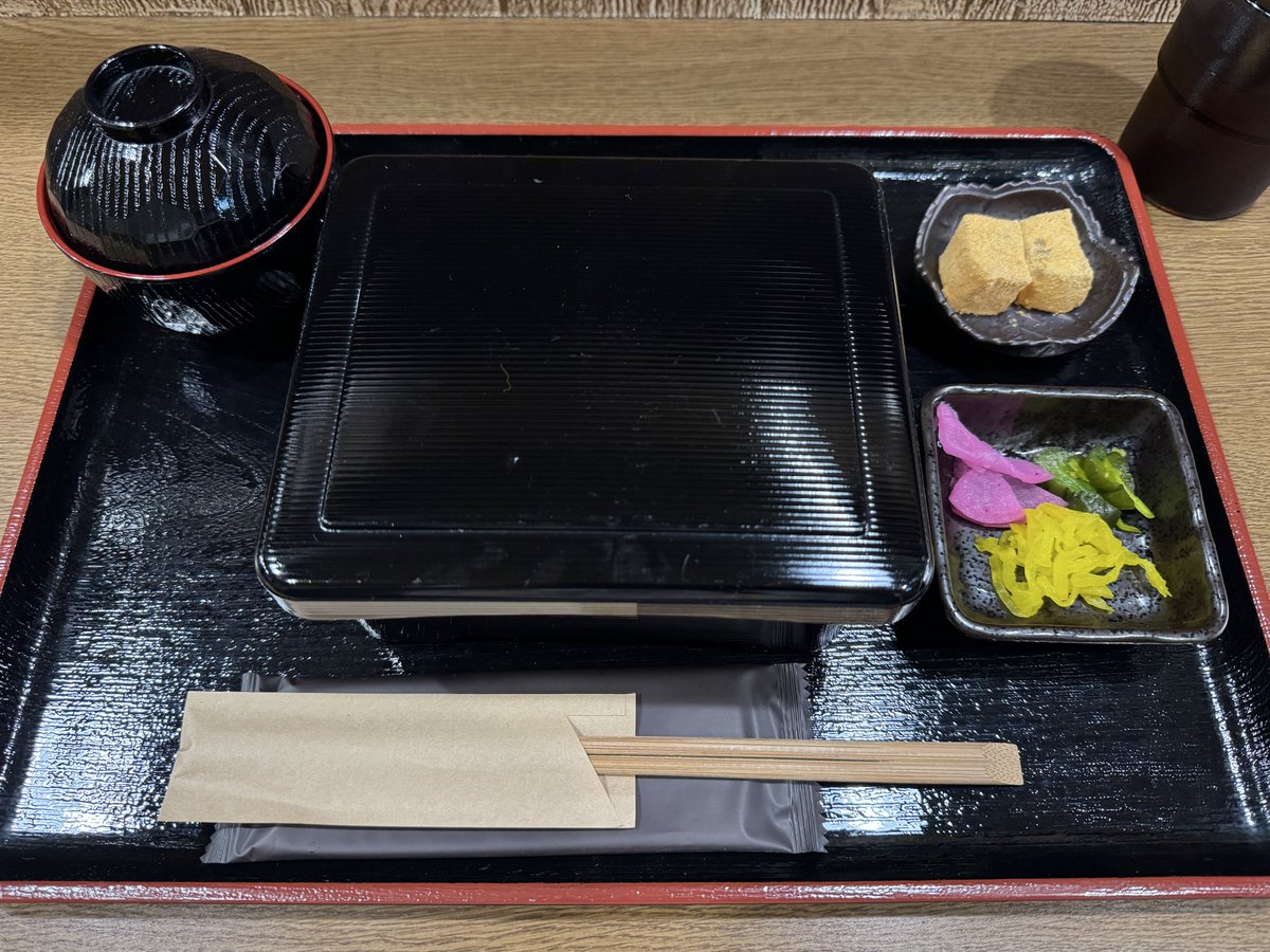 14Pyro's tweet image. 今日の昼食はホテル近くの鰻屋で食べる事に、余り飲食店がない所らしくラーメン屋や中華屋はあったが混んでるので✖️
14時過ぎと言うことからか私1人でした✌️