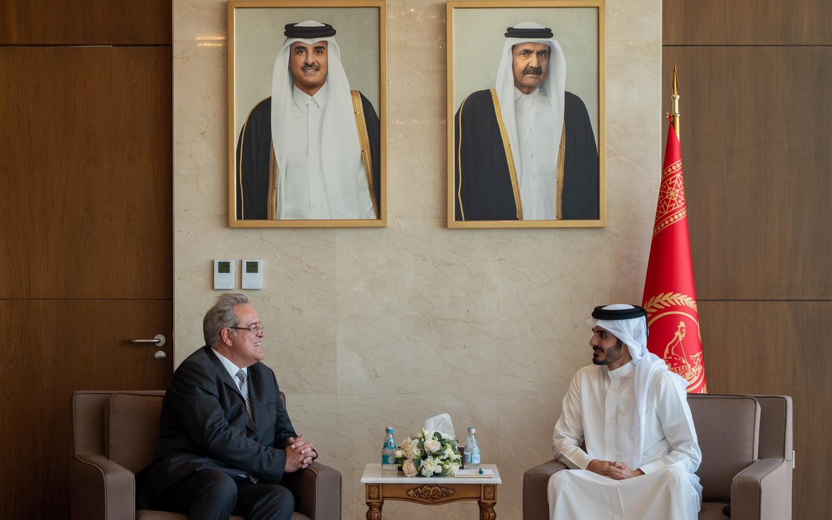 التقى سعادة الشيخ خليفة بن حمد بن خليفة آل ثاني، وزير الداخلية وقائد قوة الأمن الداخلي (لخويا)، اليوم، سعادة الدكتور ديتر رومان رئيس الشرطة الاتحادية الألمانية، والسيد جين بوردو كوخ المدير التنفيذي لشركة "هيكلر آند كوخ" الألمانية.
وجرى خلال الاجتماع بحث سبل تعزيز التعاون الأمني