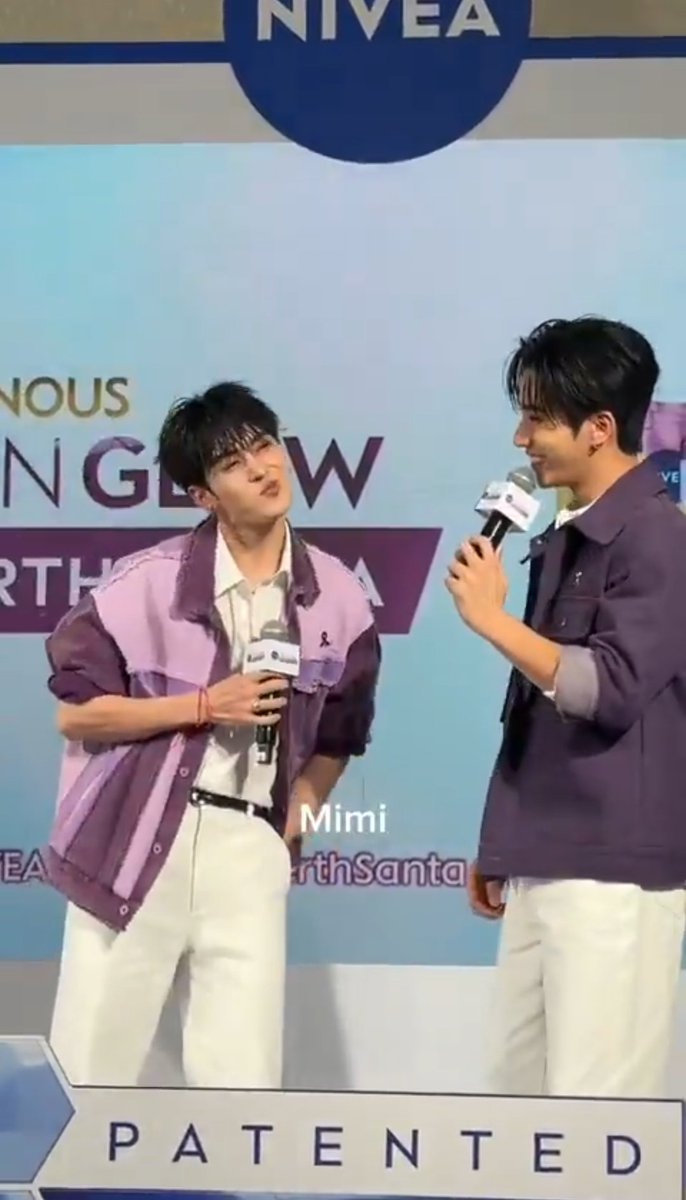 TrendforPerth's tweet photo. It looks like Santa is asking for a kiss on the cheek 🤭

#NIVEASkinGlowxPerthSanta
#PerthSanta #เพิร์ธแซนต้า
https://t.co/8L0CZ59gcG https://t.co/JyipFGfO45