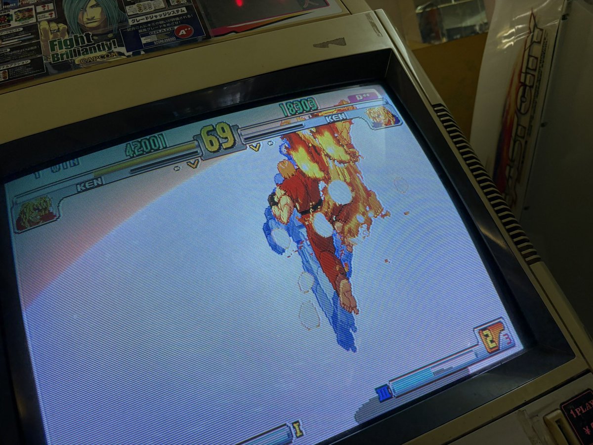 KO_URUMEIWASHI's tweet image. うるめいわし、初めてネットで知り合った人と会ったの巻　三重から遠路はるばる（？）名古屋まで来て下さったそう。ありがてえ話ですねえ！3rdでばちこりと対決しました。お相手さんなかなかお強い（というかワタシより上手い）、素晴らしい戦いだった！！ #格ゲー #3rd #アーケードゲーム #スト3