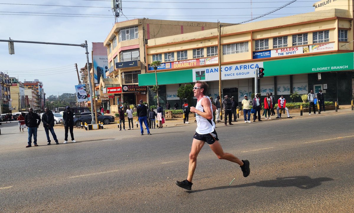 UKinKenya's tweet photo. 🇬🇧 in 🇰🇪 Chargé d’Affaires @edwardabarnett joined hundreds of elite and fun runners for this year’s #TechRun in #EldoretCity to showcase sports and tech collaboration, champion  digital and entrepreneurial skills, and create direct investor–startup deals https://t.co/fASB5q21P9