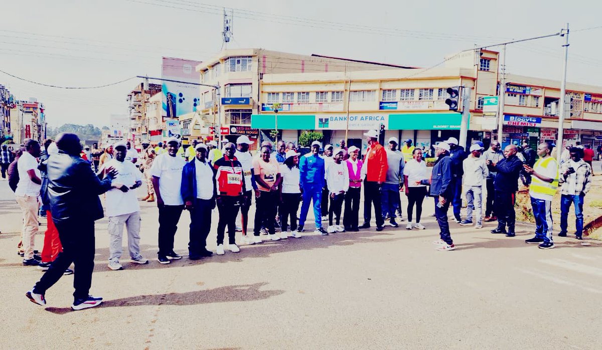 UKinKenya's tweet photo. 🇬🇧 in 🇰🇪 Chargé d’Affaires @edwardabarnett joined hundreds of elite and fun runners for this year’s #TechRun in #EldoretCity to showcase sports and tech collaboration, champion  digital and entrepreneurial skills, and create direct investor–startup deals https://t.co/fASB5q21P9
