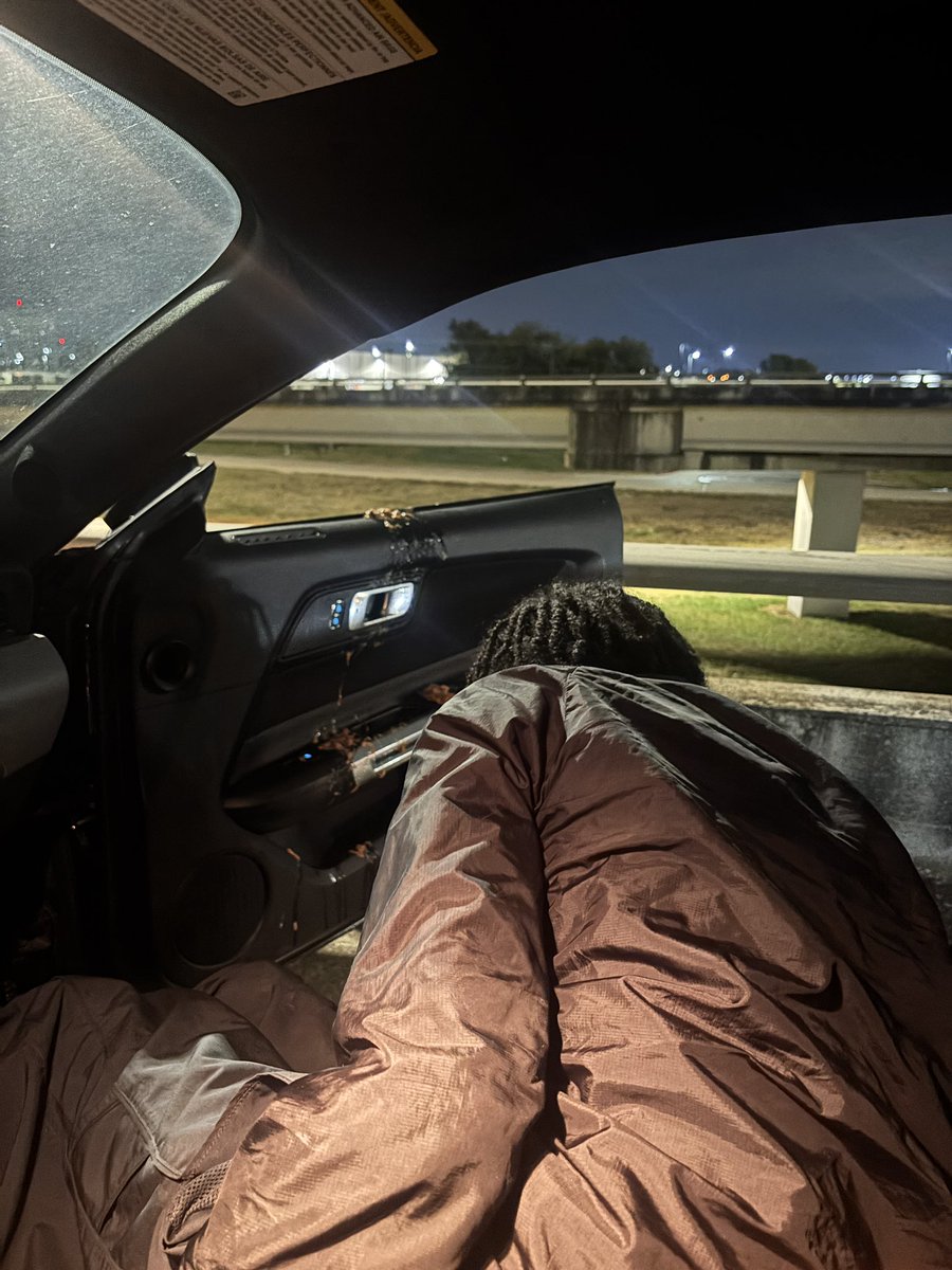 dishnsty's tweet image. Bro ain’t never hanging 😭